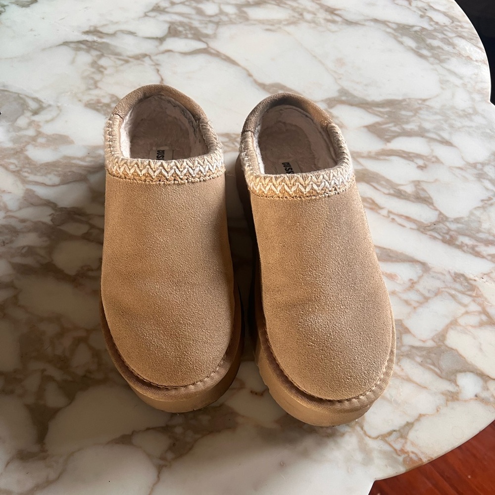 Cushionaire Women's Tan Suede Mules 6.5